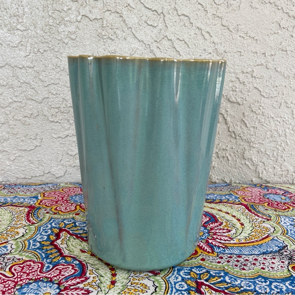 Alamo Pottery Vintage Fluted Vase or Planter #722 San Antonio Texas 1945-1951